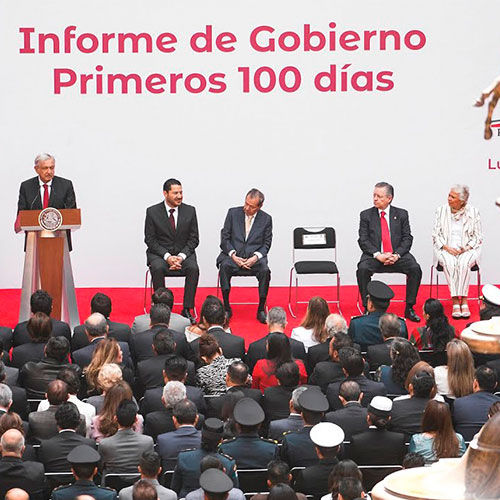 Quién es la mujer con la que llegó el hijo de López Obrador